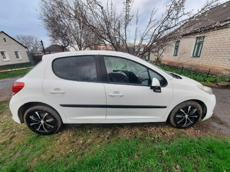 Продаю peugeot 207 1.4 амт (робот) 2009 года пробег 129 370 комплектация trendy двигатель бензиновый et3j4 надёжный 88 л. с. в хорошем состоянии. особенности авто: • сигнализация с автозапуском • регулировка руля (телескопическая и вертикальная) • бортовой компьютер • литые диски и новая летняя резина • второй комплект штампованных дисков • парктороник передний • электрообогрев заднего стекла • резиновые коврики в салоне • новое сцепление • новый топливный насос 460 000р. я — хозяйка данного авто, ездила на нём 3 года, все документы на руках, все записи о пройденных то и работах велись и записывались в сервисную книжку. отличный вариант бюджетного городского авто! 📞 +79595093491 валерия 📍 луганск 📞 звоните: +7(959)5093491 - фотография - 4