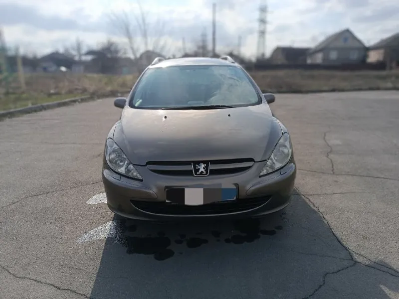 Продам peugeot 307sw 2005г. в двигатель 2.0 бензин, очень эластичный и тяговитый, работает отлично. коробка автомат, переключает плавно, без пинков. кузов оцинкованный, в хорошем состоянии, без дтп, стекла родные. максимальная комплектация -двух зонный климат, панорамная крыша, подогрев сидений, задний парктроник, охлаждаемый бардачок, управление магнитофоном под рулём, регулировка руля по высоте и вылету, 4эл стеклоподъёмника, эл зеркала с подогревом,6 подушек безопасности, в спинках передних сидений откидные столики, задние сиденья можно двигать вперёд -назад, есть место под установку 3-го ряда сидений, чистый салон, большой багажник. юридически чисто, переоформление без проблем. осмотр макеевка +79490309048 📞 звоните: +7(949)0309048 - фотография - 1