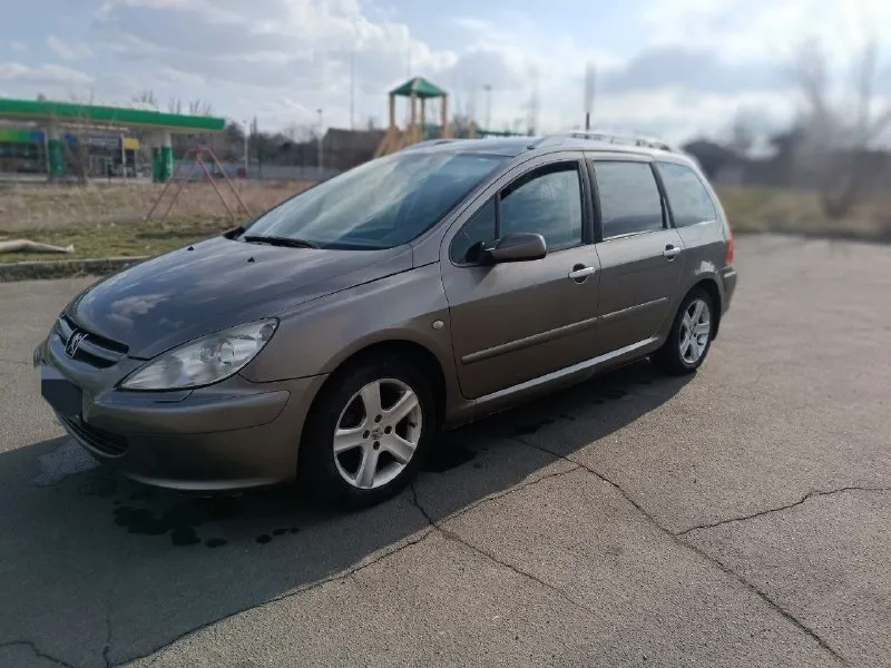 Продам peugeot 307sw 2005г. в двигатель 2.0 бензин, очень эластичный и тяговитый, работает отлично. коробка автомат, переключает плавно, без пинков. кузов оцинкованный, в хорошем состоянии, без дтп, стекла родные. максимальная комплектация -двух зонный климат, панорамная крыша, подогрев сидений, задний парктроник, охлаждаемый бардачок, управление магнитофоном под рулём, регулировка руля по высоте и вылету, 4эл стеклоподъёмника, эл зеркала с подогревом,6 подушек безопасности, в спинках передних сидений откидные столики, задние сиденья можно двигать вперёд -назад, есть место под установку 3-го ряда сидений, чистый салон, большой багажник. юридически чисто, переоформление без проблем. осмотр макеевка +79490309048 📞 звоните: +7(949)0309048 - фотография - 2