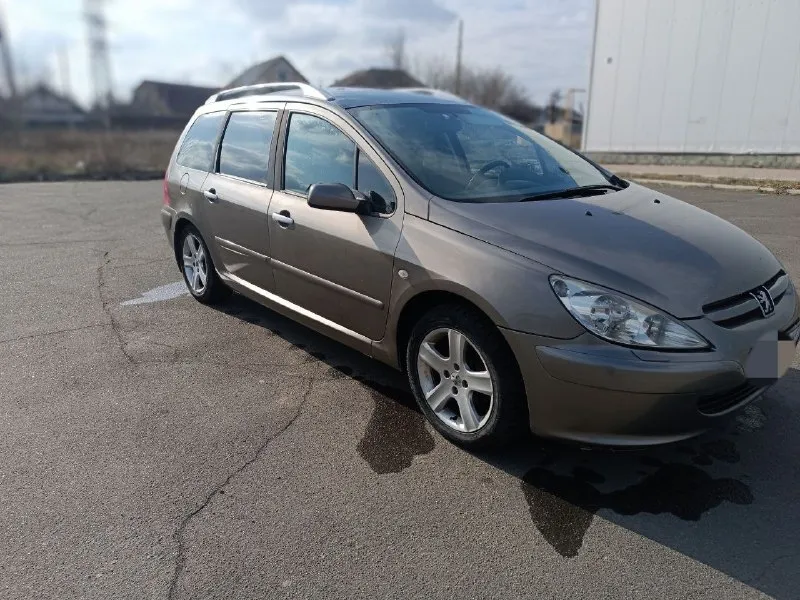 Продам peugeot 307sw 2005г. в двигатель 2.0 бензин, очень эластичный и тяговитый, работает отлично. коробка автомат, переключает плавно, без пинков. кузов оцинкованный, в хорошем состоянии, без дтп, стекла родные. максимальная комплектация -двух зонный климат, панорамная крыша, подогрев сидений, задний парктроник, охлаждаемый бардачок, управление магнитофоном под рулём, регулировка руля по высоте и вылету, 4эл стеклоподъёмника, эл зеркала с подогревом,6 подушек безопасности, в спинках передних сидений откидные столики, задние сиденья можно двигать вперёд -назад, есть место под установку 3-го ряда сидений, чистый салон, большой багажник. юридически чисто, переоформление без проблем. осмотр макеевка +79490309048 📞 звоните: +7(949)0309048 - фотография - 3
