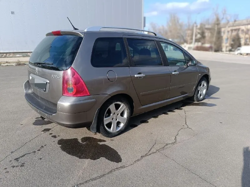 Продам peugeot 307sw 2005г. в двигатель 2.0 бензин, очень эластичный и тяговитый, работает отлично. коробка автомат, переключает плавно, без пинков. кузов оцинкованный, в хорошем состоянии, без дтп, стекла родные. максимальная комплектация -двух зонный климат, панорамная крыша, подогрев сидений, задний парктроник, охлаждаемый бардачок, управление магнитофоном под рулём, регулировка руля по высоте и вылету, 4эл стеклоподъёмника, эл зеркала с подогревом,6 подушек безопасности, в спинках передних сидений откидные столики, задние сиденья можно двигать вперёд -назад, есть место под установку 3-го ряда сидений, чистый салон, большой багажник. юридически чисто, переоформление без проблем. осмотр макеевка +79490309048 📞 звоните: +7(949)0309048 - фотография - 4