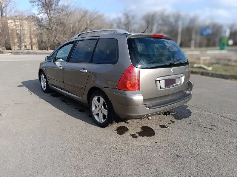 Продам peugeot 307sw 2005г. в двигатель 2.0 бензин, очень эластичный и тяговитый, работает отлично. коробка автомат, переключает плавно, без пинков. кузов оцинкованный, в хорошем состоянии, без дтп, стекла родные. максимальная комплектация -двух зонный климат, панорамная крыша, подогрев сидений, задний парктроник, охлаждаемый бардачок, управление магнитофоном под рулём, регулировка руля по высоте и вылету, 4эл стеклоподъёмника, эл зеркала с подогревом,6 подушек безопасности, в спинках передних сидений откидные столики, задние сиденья можно двигать вперёд -назад, есть место под установку 3-го ряда сидений, чистый салон, большой багажник. юридически чисто, переоформление без проблем. осмотр макеевка +79490309048 📞 звоните: +7(949)0309048 - фотография - 5