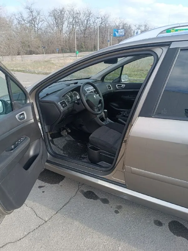 Продам peugeot 307sw 2005г. в двигатель 2.0 бензин, очень эластичный и тяговитый, работает отлично. коробка автомат, переключает плавно, без пинков. кузов оцинкованный, в хорошем состоянии, без дтп, стекла родные. максимальная комплектация -двух зонный климат, панорамная крыша, подогрев сидений, задний парктроник, охлаждаемый бардачок, управление магнитофоном под рулём, регулировка руля по высоте и вылету, 4эл стеклоподъёмника, эл зеркала с подогревом,6 подушек безопасности, в спинках передних сидений откидные столики, задние сиденья можно двигать вперёд -назад, есть место под установку 3-го ряда сидений, чистый салон, большой багажник. юридически чисто, переоформление без проблем. осмотр макеевка +79490309048 📞 звоните: +7(949)0309048 - фотография - 6