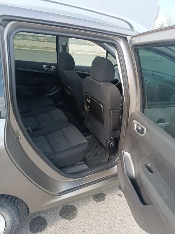 Продам peugeot 307sw 2005г. в двигатель 2.0 бензин, очень эластичный и тяговитый, работает отлично. коробка автомат, переключает плавно, без пинков. кузов оцинкованный, в хорошем состоянии, без дтп, стекла родные. максимальная комплектация -двух зонный климат, панорамная крыша, подогрев сидений, задний парктроник, охлаждаемый бардачок, управление магнитофоном под рулём, регулировка руля по высоте и вылету, 4эл стеклоподъёмника, эл зеркала с подогревом,6 подушек безопасности, в спинках передних сидений откидные столики, задние сиденья можно двигать вперёд -назад, есть место под установку 3-го ряда сидений, чистый салон, большой багажник. юридически чисто, переоформление без проблем. осмотр макеевка +79490309048 📞 звоните: +7(949)0309048 - фотография - 7