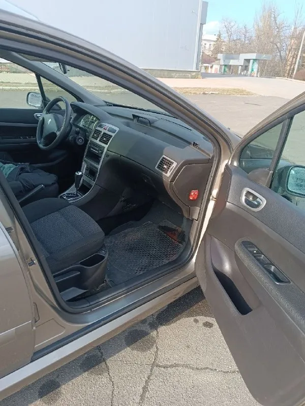 Продам peugeot 307sw 2005г. в двигатель 2.0 бензин, очень эластичный и тяговитый, работает отлично. коробка автомат, переключает плавно, без пинков. кузов оцинкованный, в хорошем состоянии, без дтп, стекла родные. максимальная комплектация -двух зонный климат, панорамная крыша, подогрев сидений, задний парктроник, охлаждаемый бардачок, управление магнитофоном под рулём, регулировка руля по высоте и вылету, 4эл стеклоподъёмника, эл зеркала с подогревом,6 подушек безопасности, в спинках передних сидений откидные столики, задние сиденья можно двигать вперёд -назад, есть место под установку 3-го ряда сидений, чистый салон, большой багажник. юридически чисто, переоформление без проблем. осмотр макеевка +79490309048 📞 звоните: +7(949)0309048 - фотография - 8
