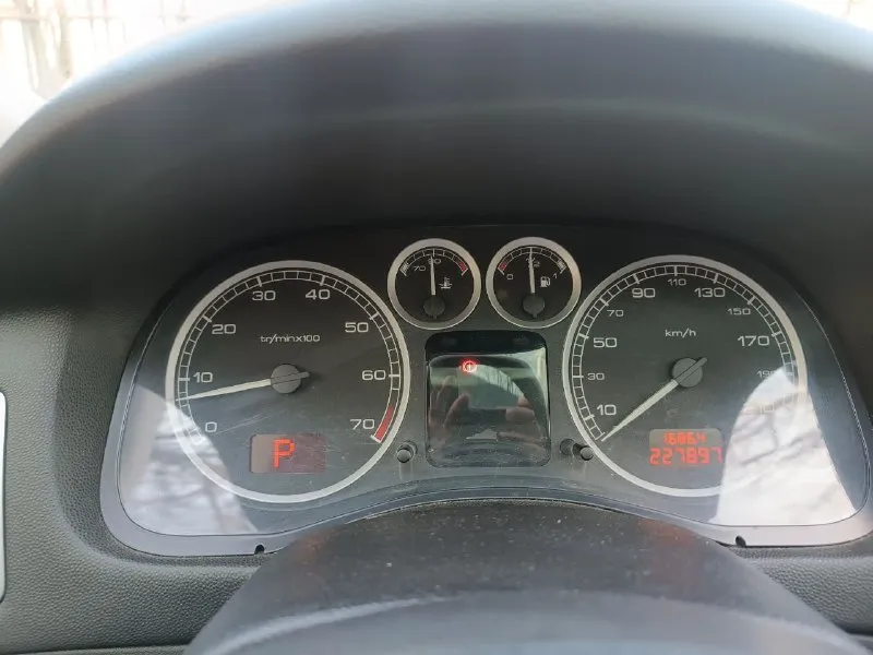 Продам peugeot 307sw 2005г. в двигатель 2.0 бензин, очень эластичный и тяговитый, работает отлично. коробка автомат, переключает плавно, без пинков. кузов оцинкованный, в хорошем состоянии, без дтп, стекла родные. максимальная комплектация -двух зонный климат, панорамная крыша, подогрев сидений, задний парктроник, охлаждаемый бардачок, управление магнитофоном под рулём, регулировка руля по высоте и вылету, 4эл стеклоподъёмника, эл зеркала с подогревом,6 подушек безопасности, в спинках передних сидений откидные столики, задние сиденья можно двигать вперёд -назад, есть место под установку 3-го ряда сидений, чистый салон, большой багажник. юридически чисто, переоформление без проблем. осмотр макеевка +79490309048 📞 звоните: +7(949)0309048 - фотография - 9
