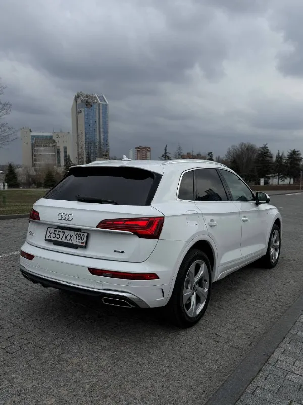 Audi q5 11/2021г мотор 2л, полный привод! авто в отличном состоянии, без ограничений на переоформление! технически и визуально без нареканий, очень хорошая комплектация, авто находится в донецке, практически без пробега по рф vin:wa1eaafy0n2044706 цена 5.350🍋 торг у капота звоните +79493106674 - фотография - 4