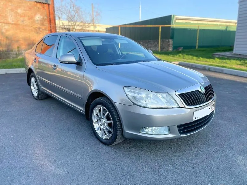 Продам! я собственник✅ skoda octavia a5 лифтбек. год 2011 обём 1.6 mpi (102л. с) пробег 178000 самый надёжный мотор✅ автомобиль в родной краске без дтп! кузов очень хорошем состоянии без рыжиков и без гнили! салон в хорошем состоянии опрятный. по технической части всё отлично. мотор работает ровно как часы масло не расходует от замены до замены! комплектация самая полная сомфорт ✅ -двухзонный климат -датчик света -датчик дождя -еsp -abs -электро регулировка зеркал заднего вида -подгрев передних сидений -обогрев заднего стекла -обогрев зеркал заднего вида -климат контроль -охлаждения бардачка и подлокотника -круиз контроль -мульти руль -задний парктроник -линзы в фарах, электрорегулировка по высоте -противотуманные фары viper -адаптивное освещение -автоматическое затемнение зеркала заднего вида -передние, задние стеклоподъемники автомобиль юридически чист! за автомобиль не стыдно заинтересованным скинул видеообзор. г. донецк. цена. 890руб торг. ✅ тел. +7949-551-46-24 >тел+79614126285<телеграм на этом. - фотография - 1