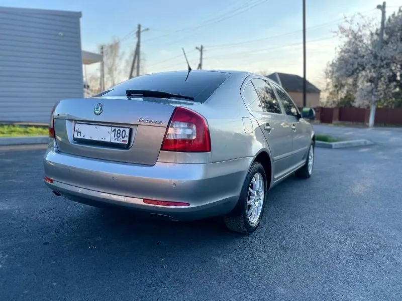 Продам! я собственник✅ skoda octavia a5 лифтбек. год 2011 обём 1.6 mpi (102л. с) пробег 178000 самый надёжный мотор✅ автомобиль в родной краске без дтп! кузов очень хорошем состоянии без рыжиков и без гнили! салон в хорошем состоянии опрятный. по технической части всё отлично. мотор работает ровно как часы масло не расходует от замены до замены! комплектация самая полная сомфорт ✅ -двухзонный климат -датчик света -датчик дождя -еsp -abs -электро регулировка зеркал заднего вида -подгрев передних сидений -обогрев заднего стекла -обогрев зеркал заднего вида -климат контроль -охлаждения бардачка и подлокотника -круиз контроль -мульти руль -задний парктроник -линзы в фарах, электрорегулировка по высоте -противотуманные фары viper -адаптивное освещение -автоматическое затемнение зеркала заднего вида -передние, задние стеклоподъемники автомобиль юридически чист! за автомобиль не стыдно заинтересованным скинул видеообзор. г. донецк. цена. 890руб торг. ✅ тел. +7949-551-46-24 >тел+79614126285<телеграм на этом. - фотография - 3