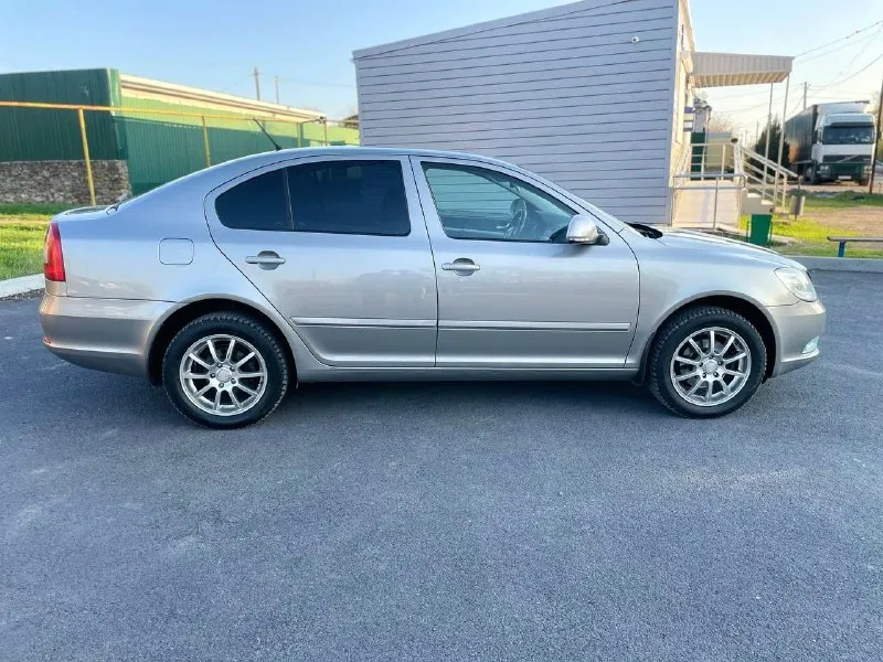 Продам! я собственник✅ skoda octavia a5 лифтбек. год 2011 обём 1.6 mpi (102л. с) пробег 178000 самый надёжный мотор✅ автомобиль в родной краске без дтп! кузов очень хорошем состоянии без рыжиков и без гнили! салон в хорошем состоянии опрятный. по технической части всё отлично. мотор работает ровно как часы масло не расходует от замены до замены! комплектация самая полная сомфорт ✅ -двухзонный климат -датчик света -датчик дождя -еsp -abs -электро регулировка зеркал заднего вида -подгрев передних сидений -обогрев заднего стекла -обогрев зеркал заднего вида -климат контроль -охлаждения бардачка и подлокотника -круиз контроль -мульти руль -задний парктроник -линзы в фарах, электрорегулировка по высоте -противотуманные фары viper -адаптивное освещение -автоматическое затемнение зеркала заднего вида -передние, задние стеклоподъемники автомобиль юридически чист! за автомобиль не стыдно заинтересованным скинул видеообзор. г. донецк. цена. 890руб торг. ✅ тел. +7949-551-46-24 >тел+79614126285<телеграм на этом. - фотография - 4