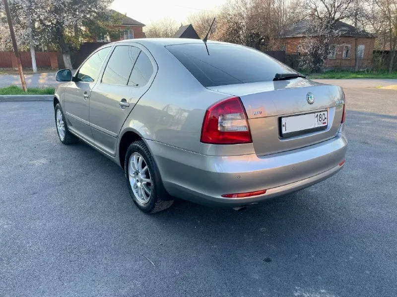 Продам! я собственник✅ skoda octavia a5 лифтбек. год 2011 обём 1.6 mpi (102л. с) пробег 178000 самый надёжный мотор✅ автомобиль в родной краске без дтп! кузов очень хорошем состоянии без рыжиков и без гнили! салон в хорошем состоянии опрятный. по технической части всё отлично. мотор работает ровно как часы масло не расходует от замены до замены! комплектация самая полная сомфорт ✅ -двухзонный климат -датчик света -датчик дождя -еsp -abs -электро регулировка зеркал заднего вида -подгрев передних сидений -обогрев заднего стекла -обогрев зеркал заднего вида -климат контроль -охлаждения бардачка и подлокотника -круиз контроль -мульти руль -задний парктроник -линзы в фарах, электрорегулировка по высоте -противотуманные фары viper -адаптивное освещение -автоматическое затемнение зеркала заднего вида -передние, задние стеклоподъемники автомобиль юридически чист! за автомобиль не стыдно заинтересованным скинул видеообзор. г. донецк. цена. 890руб торг. ✅ тел. +7949-551-46-24 >тел+79614126285<телеграм на этом. - фотография - 5