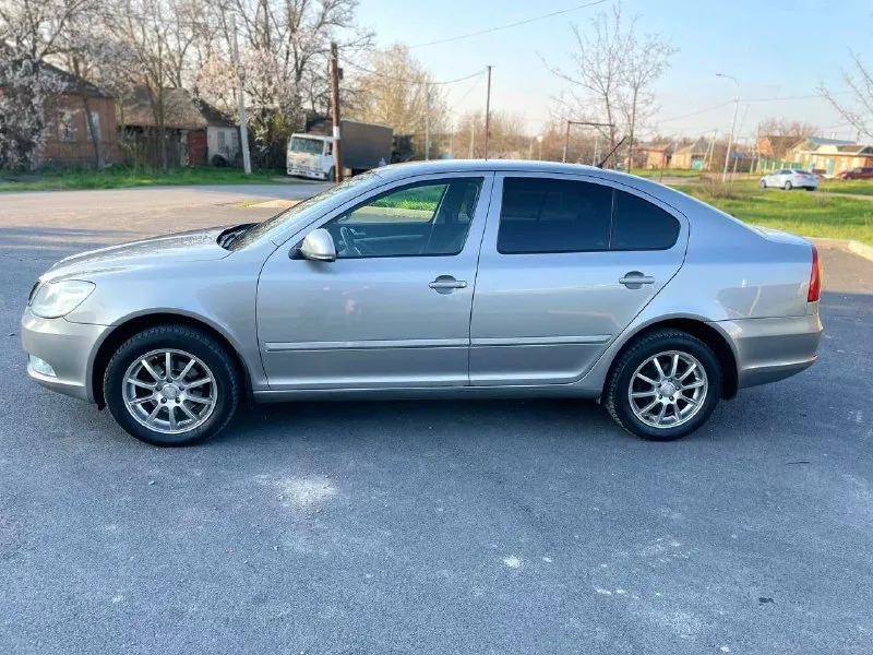 Продам! я собственник✅ skoda octavia a5 лифтбек. год 2011 обём 1.6 mpi (102л. с) пробег 178000 самый надёжный мотор✅ автомобиль в родной краске без дтп! кузов очень хорошем состоянии без рыжиков и без гнили! салон в хорошем состоянии опрятный. по технической части всё отлично. мотор работает ровно как часы масло не расходует от замены до замены! комплектация самая полная сомфорт ✅ -двухзонный климат -датчик света -датчик дождя -еsp -abs -электро регулировка зеркал заднего вида -подгрев передних сидений -обогрев заднего стекла -обогрев зеркал заднего вида -климат контроль -охлаждения бардачка и подлокотника -круиз контроль -мульти руль -задний парктроник -линзы в фарах, электрорегулировка по высоте -противотуманные фары viper -адаптивное освещение -автоматическое затемнение зеркала заднего вида -передние, задние стеклоподъемники автомобиль юридически чист! за автомобиль не стыдно заинтересованным скинул видеообзор. г. донецк. цена. 890руб торг. ✅ тел. +7949-551-46-24 >тел+79614126285<телеграм на этом. - фотография - 6