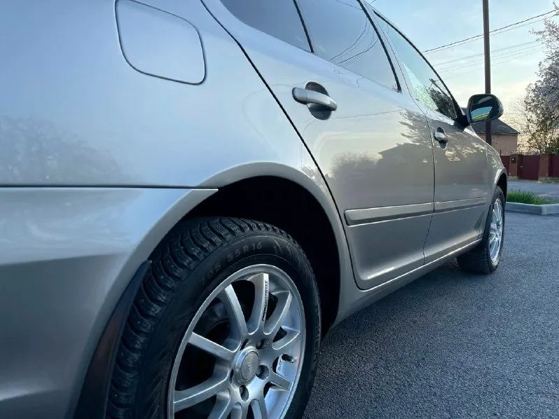 Продам! я собственник✅ skoda octavia a5 лифтбек. год 2011 обём 1.6 mpi (102л. с) пробег 178000 самый надёжный мотор✅ автомобиль в родной краске без дтп! кузов очень хорошем состоянии без рыжиков и без гнили! салон в хорошем состоянии опрятный. по технической части всё отлично. мотор работает ровно как часы масло не расходует от замены до замены! комплектация самая полная сомфорт ✅ -двухзонный климат -датчик света -датчик дождя -еsp -abs -электро регулировка зеркал заднего вида -подгрев передних сидений -обогрев заднего стекла -обогрев зеркал заднего вида -климат контроль -охлаждения бардачка и подлокотника -круиз контроль -мульти руль -задний парктроник -линзы в фарах, электрорегулировка по высоте -противотуманные фары viper -адаптивное освещение -автоматическое затемнение зеркала заднего вида -передние, задние стеклоподъемники автомобиль юридически чист! за автомобиль не стыдно заинтересованным скинул видеообзор. г. донецк. цена. 890руб торг. ✅ тел. +7949-551-46-24 >тел+79614126285<телеграм на этом. - фотография - 7