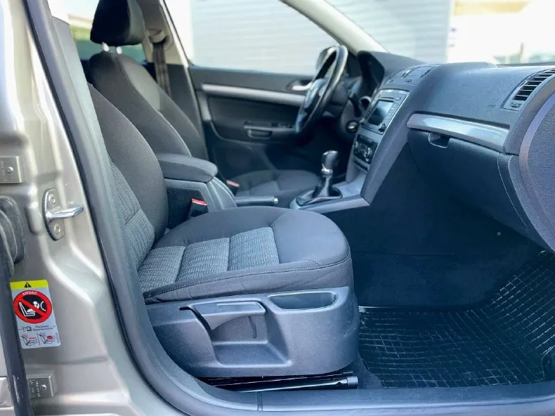 Продам! я собственник✅ skoda octavia a5 лифтбек. год 2011 обём 1.6 mpi (102л. с) пробег 178000 самый надёжный мотор✅ автомобиль в родной краске без дтп! кузов очень хорошем состоянии без рыжиков и без гнили! салон в хорошем состоянии опрятный. по технической части всё отлично. мотор работает ровно как часы масло не расходует от замены до замены! комплектация самая полная сомфорт ✅ -двухзонный климат -датчик света -датчик дождя -еsp -abs -электро регулировка зеркал заднего вида -подгрев передних сидений -обогрев заднего стекла -обогрев зеркал заднего вида -климат контроль -охлаждения бардачка и подлокотника -круиз контроль -мульти руль -задний парктроник -линзы в фарах, электрорегулировка по высоте -противотуманные фары viper -адаптивное освещение -автоматическое затемнение зеркала заднего вида -передние, задние стеклоподъемники автомобиль юридически чист! за автомобиль не стыдно заинтересованным скинул видеообзор. г. донецк. цена. 890руб торг. ✅ тел. +7949-551-46-24 >тел+79614126285<телеграм на этом. - фотография - 9
