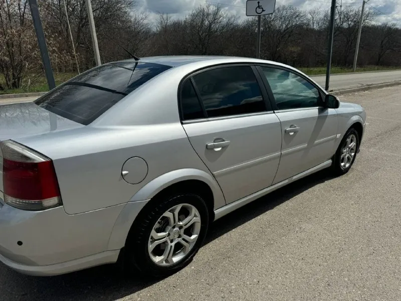 Opel vecrtra 2.0 turbo год 2006 коробка ручная механика 6 вперед едет бодро технически все в порядке без вложений пробег 262 тысячи кузов как на фото в хорошем состоянии цена 535 тысяч рублей 🔥 телефон +79496827780 находится в мариуполе - фотография - 1