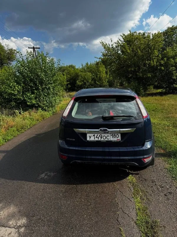В продаже ford focus 2 от собственника 2008 года выпуска с мотором 1.4. комплектация : подогревы сидений, лобового и заднего стекла, кондиционер ( заклинил подшипник) машина обслужена и на ходу ежедневно. по кузову без гнили, состояние на фото. пороги, арки, днище без намека на гниль. ходовая обслужена, замена грм 8000 км назад, масло в коробке, сайлентблоки задней подвески, ремонт генератора и стартера. новый дросель, сцепление и много чего другого ( подробнее по телефону) +79497956303 продажа в связи с покупкой другого автомобиля. цена 520 тыс. руб осмотр г. донецк - фотография - 3