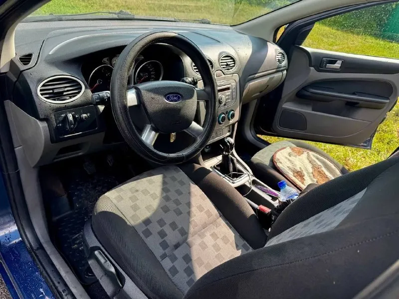 В продаже ford focus 2 от собственника 2008 года выпуска с мотором 1.4. комплектация : подогревы сидений, лобового и заднего стекла, кондиционер ( заклинил подшипник) машина обслужена и на ходу ежедневно. по кузову без гнили, состояние на фото. пороги, арки, днище без намека на гниль. ходовая обслужена, замена грм 8000 км назад, масло в коробке, сайлентблоки задней подвески, ремонт генератора и стартера. новый дросель, сцепление и много чего другого ( подробнее по телефону) +79497956303 продажа в связи с покупкой другого автомобиля. цена 520 тыс. руб осмотр г. донецк - фотография - 7