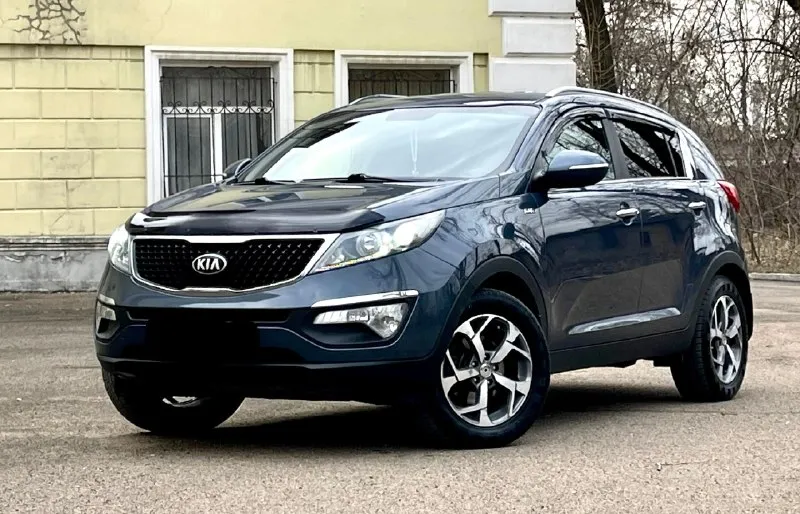 Предлагаю к вашему вниманию kia sportage 2014 restyling.4wd 2.0at бенз. автомобиль в идеальном состоянии. 180.000 пробег. мотор работает отлично, не дымит, не троит. коробка работает плавно без тычков и пинков. по ходовой без нареканий. автомобиль в родном окрасе. все стекла в круг родные. хорошая комплектация в которую входит:двухзонный климат контроль, подогрев всех сидений, магнитола с сенсорным экраном и bluetooth, подогрев руля, датчик света, датчик дождя, камера заднего вида и многое другое. любые проверки на любом вашем сто. цена 1.420🍋 торг. все вопросы по 📞+7(949)-522-70-98📞 📞 🇷🇺 звоните: +79495227098 - фотография - 1