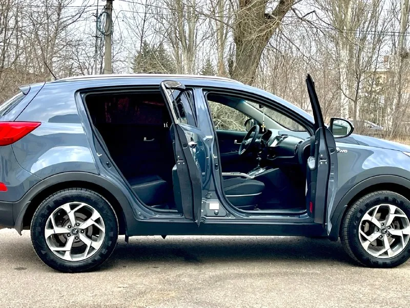 Предлагаю к вашему вниманию kia sportage 2014 restyling.4wd 2.0at бенз. автомобиль в идеальном состоянии. 180.000 пробег. мотор работает отлично, не дымит, не троит. коробка работает плавно без тычков и пинков. по ходовой без нареканий. автомобиль в родном окрасе. все стекла в круг родные. хорошая комплектация в которую входит:двухзонный климат контроль, подогрев всех сидений, магнитола с сенсорным экраном и bluetooth, подогрев руля, датчик света, датчик дождя, камера заднего вида и многое другое. любые проверки на любом вашем сто. цена 1.420🍋 торг. все вопросы по 📞+7(949)-522-70-98📞 📞 🇷🇺 звоните: +79495227098 - фотография - 10