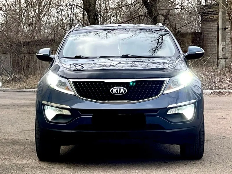 Предлагаю к вашему вниманию kia sportage 2014 restyling.4wd 2.0at бенз. автомобиль в идеальном состоянии. 180.000 пробег. мотор работает отлично, не дымит, не троит. коробка работает плавно без тычков и пинков. по ходовой без нареканий. автомобиль в родном окрасе. все стекла в круг родные. хорошая комплектация в которую входит:двухзонный климат контроль, подогрев всех сидений, магнитола с сенсорным экраном и bluetooth, подогрев руля, датчик света, датчик дождя, камера заднего вида и многое другое. любые проверки на любом вашем сто. цена 1.420🍋 торг. все вопросы по 📞+7(949)-522-70-98📞 📞 🇷🇺 звоните: +79495227098 - фотография - 2