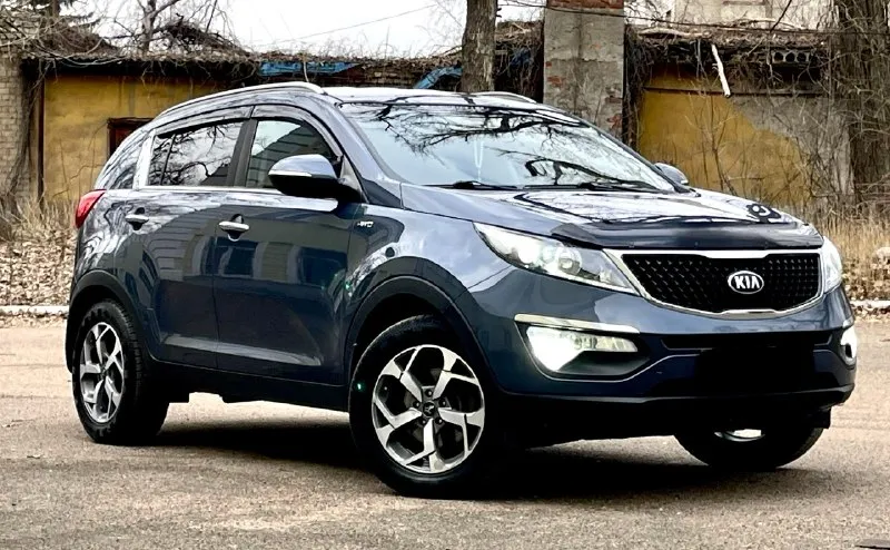 Предлагаю к вашему вниманию kia sportage 2014 restyling.4wd 2.0at бенз. автомобиль в идеальном состоянии. 180.000 пробег. мотор работает отлично, не дымит, не троит. коробка работает плавно без тычков и пинков. по ходовой без нареканий. автомобиль в родном окрасе. все стекла в круг родные. хорошая комплектация в которую входит:двухзонный климат контроль, подогрев всех сидений, магнитола с сенсорным экраном и bluetooth, подогрев руля, датчик света, датчик дождя, камера заднего вида и многое другое. любые проверки на любом вашем сто. цена 1.420🍋 торг. все вопросы по 📞+7(949)-522-70-98📞 📞 🇷🇺 звоните: +79495227098 - фотография - 3