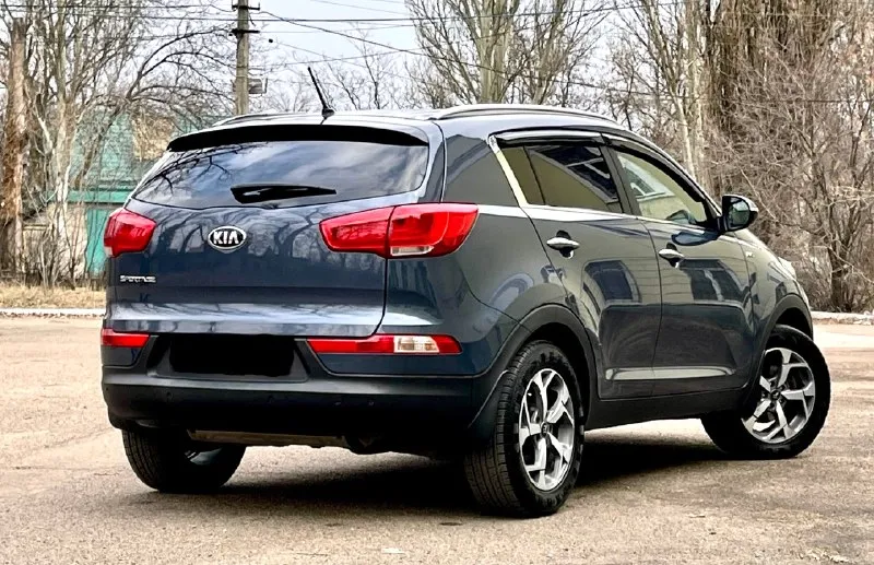 Предлагаю к вашему вниманию kia sportage 2014 restyling.4wd 2.0at бенз. автомобиль в идеальном состоянии. 180.000 пробег. мотор работает отлично, не дымит, не троит. коробка работает плавно без тычков и пинков. по ходовой без нареканий. автомобиль в родном окрасе. все стекла в круг родные. хорошая комплектация в которую входит:двухзонный климат контроль, подогрев всех сидений, магнитола с сенсорным экраном и bluetooth, подогрев руля, датчик света, датчик дождя, камера заднего вида и многое другое. любые проверки на любом вашем сто. цена 1.420🍋 торг. все вопросы по 📞+7(949)-522-70-98📞 📞 🇷🇺 звоните: +79495227098 - фотография - 4