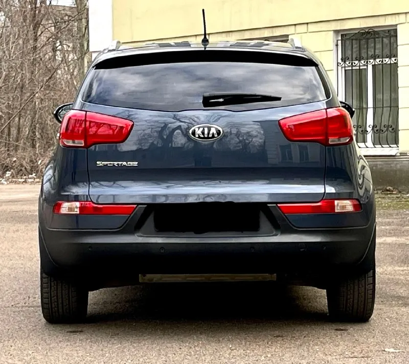 Предлагаю к вашему вниманию kia sportage 2014 restyling.4wd 2.0at бенз. автомобиль в идеальном состоянии. 180.000 пробег. мотор работает отлично, не дымит, не троит. коробка работает плавно без тычков и пинков. по ходовой без нареканий. автомобиль в родном окрасе. все стекла в круг родные. хорошая комплектация в которую входит:двухзонный климат контроль, подогрев всех сидений, магнитола с сенсорным экраном и bluetooth, подогрев руля, датчик света, датчик дождя, камера заднего вида и многое другое. любые проверки на любом вашем сто. цена 1.420🍋 торг. все вопросы по 📞+7(949)-522-70-98📞 📞 🇷🇺 звоните: +79495227098 - фотография - 5