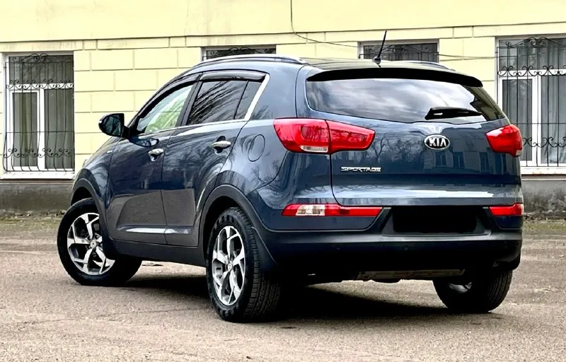 Предлагаю к вашему вниманию kia sportage 2014 restyling.4wd 2.0at бенз. автомобиль в идеальном состоянии. 180.000 пробег. мотор работает отлично, не дымит, не троит. коробка работает плавно без тычков и пинков. по ходовой без нареканий. автомобиль в родном окрасе. все стекла в круг родные. хорошая комплектация в которую входит:двухзонный климат контроль, подогрев всех сидений, магнитола с сенсорным экраном и bluetooth, подогрев руля, датчик света, датчик дождя, камера заднего вида и многое другое. любые проверки на любом вашем сто. цена 1.420🍋 торг. все вопросы по 📞+7(949)-522-70-98📞 📞 🇷🇺 звоните: +79495227098 - фотография - 6