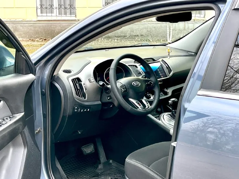 Предлагаю к вашему вниманию kia sportage 2014 restyling.4wd 2.0at бенз. автомобиль в идеальном состоянии. 180.000 пробег. мотор работает отлично, не дымит, не троит. коробка работает плавно без тычков и пинков. по ходовой без нареканий. автомобиль в родном окрасе. все стекла в круг родные. хорошая комплектация в которую входит:двухзонный климат контроль, подогрев всех сидений, магнитола с сенсорным экраном и bluetooth, подогрев руля, датчик света, датчик дождя, камера заднего вида и многое другое. любые проверки на любом вашем сто. цена 1.420🍋 торг. все вопросы по 📞+7(949)-522-70-98📞 📞 🇷🇺 звоните: +79495227098 - фотография - 7