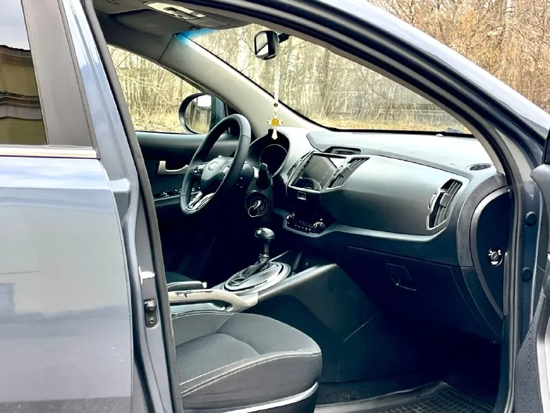 Предлагаю к вашему вниманию kia sportage 2014 restyling.4wd 2.0at бенз. автомобиль в идеальном состоянии. 180.000 пробег. мотор работает отлично, не дымит, не троит. коробка работает плавно без тычков и пинков. по ходовой без нареканий. автомобиль в родном окрасе. все стекла в круг родные. хорошая комплектация в которую входит:двухзонный климат контроль, подогрев всех сидений, магнитола с сенсорным экраном и bluetooth, подогрев руля, датчик света, датчик дождя, камера заднего вида и многое другое. любые проверки на любом вашем сто. цена 1.420🍋 торг. все вопросы по 📞+7(949)-522-70-98📞 📞 🇷🇺 звоните: +79495227098 - фотография - 8
