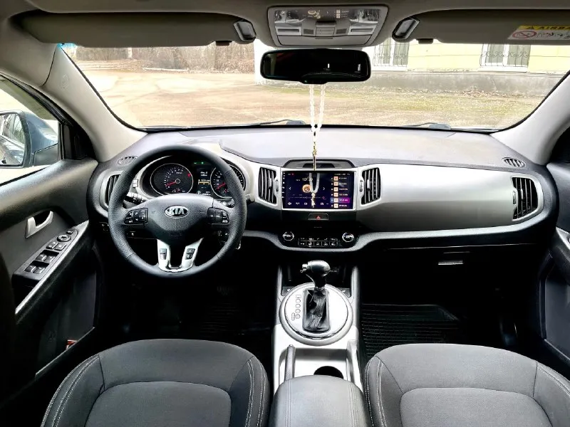 Предлагаю к вашему вниманию kia sportage 2014 restyling.4wd 2.0at бенз. автомобиль в идеальном состоянии. 180.000 пробег. мотор работает отлично, не дымит, не троит. коробка работает плавно без тычков и пинков. по ходовой без нареканий. автомобиль в родном окрасе. все стекла в круг родные. хорошая комплектация в которую входит:двухзонный климат контроль, подогрев всех сидений, магнитола с сенсорным экраном и bluetooth, подогрев руля, датчик света, датчик дождя, камера заднего вида и многое другое. любые проверки на любом вашем сто. цена 1.420🍋 торг. все вопросы по 📞+7(949)-522-70-98📞 📞 🇷🇺 звоните: +79495227098 - фотография - 9