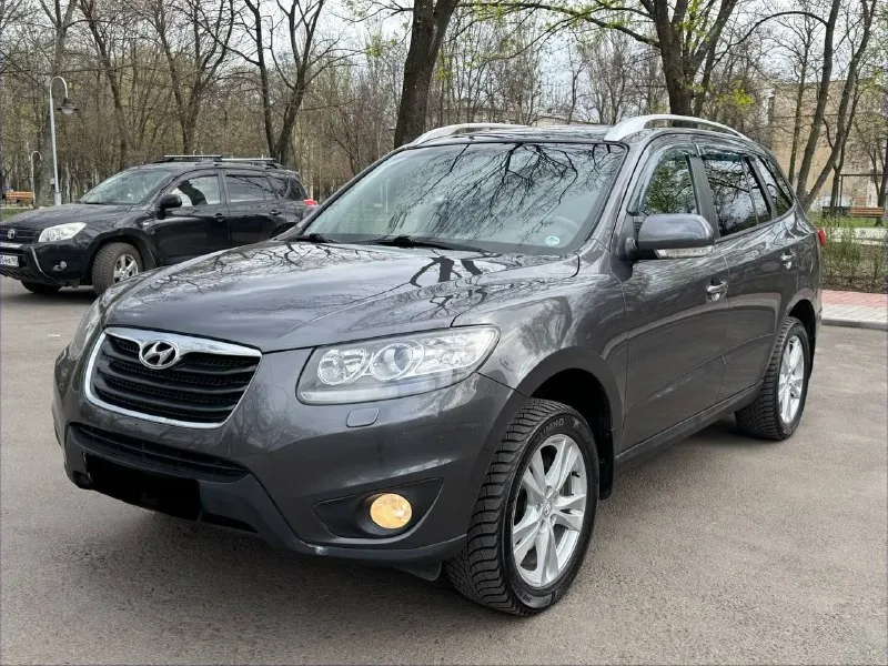 Продам hyundai santa fe 2.4 бензин год выпуска 2011 состояние идеальное. без вмятин царапин и рыжиков сервисные книги. кнопка star - stop без ключевой доступ вложений не требует! любое оформление! салон не затертый не порваный резина хорошая kumho авто полностью обслужена до мелочей работает ровно. коробка переключает идеально климат контроль работает все жидкости заменены! стекла все родные каждая кнопка работает) цена 1.230₽ +7-949-794-46-27 остольные вопросы по телефону звоните в любое время. 📲 tg: евгений 📞 звоните: +7(949)7944627 - фотография - 1