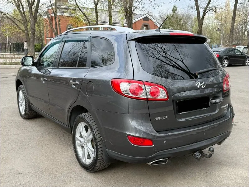 Продам hyundai santa fe 2.4 бензин год выпуска 2011 состояние идеальное. без вмятин царапин и рыжиков сервисные книги. кнопка star - stop без ключевой доступ вложений не требует! любое оформление! салон не затертый не порваный резина хорошая kumho авто полностью обслужена до мелочей работает ровно. коробка переключает идеально климат контроль работает все жидкости заменены! стекла все родные каждая кнопка работает) цена 1.230₽ +7-949-794-46-27 остольные вопросы по телефону звоните в любое время. 📲 tg: евгений 📞 звоните: +7(949)7944627 - фотография - 3