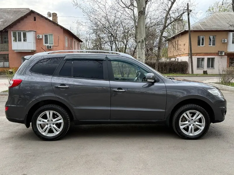 Продам hyundai santa fe 2.4 бензин год выпуска 2011 состояние идеальное. без вмятин царапин и рыжиков сервисные книги. кнопка star - stop без ключевой доступ вложений не требует! любое оформление! салон не затертый не порваный резина хорошая kumho авто полностью обслужена до мелочей работает ровно. коробка переключает идеально климат контроль работает все жидкости заменены! стекла все родные каждая кнопка работает) цена 1.230₽ +7-949-794-46-27 остольные вопросы по телефону звоните в любое время. 📲 tg: евгений 📞 звоните: +7(949)7944627 - фотография - 5