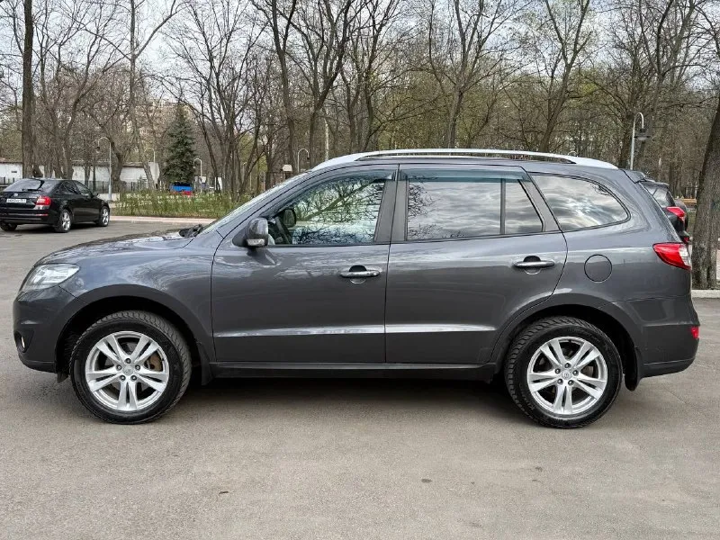 Продам hyundai santa fe 2.4 бензин год выпуска 2011 состояние идеальное. без вмятин царапин и рыжиков сервисные книги. кнопка star - stop без ключевой доступ вложений не требует! любое оформление! салон не затертый не порваный резина хорошая kumho авто полностью обслужена до мелочей работает ровно. коробка переключает идеально климат контроль работает все жидкости заменены! стекла все родные каждая кнопка работает) цена 1.230₽ +7-949-794-46-27 остольные вопросы по телефону звоните в любое время. 📲 tg: евгений 📞 звоните: +7(949)7944627 - фотография - 6