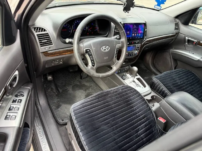 Продам hyundai santa fe 2.4 бензин год выпуска 2011 состояние идеальное. без вмятин царапин и рыжиков сервисные книги. кнопка star - stop без ключевой доступ вложений не требует! любое оформление! салон не затертый не порваный резина хорошая kumho авто полностью обслужена до мелочей работает ровно. коробка переключает идеально климат контроль работает все жидкости заменены! стекла все родные каждая кнопка работает) цена 1.230₽ +7-949-794-46-27 остольные вопросы по телефону звоните в любое время. 📲 tg: евгений 📞 звоните: +7(949)7944627 - фотография - 7