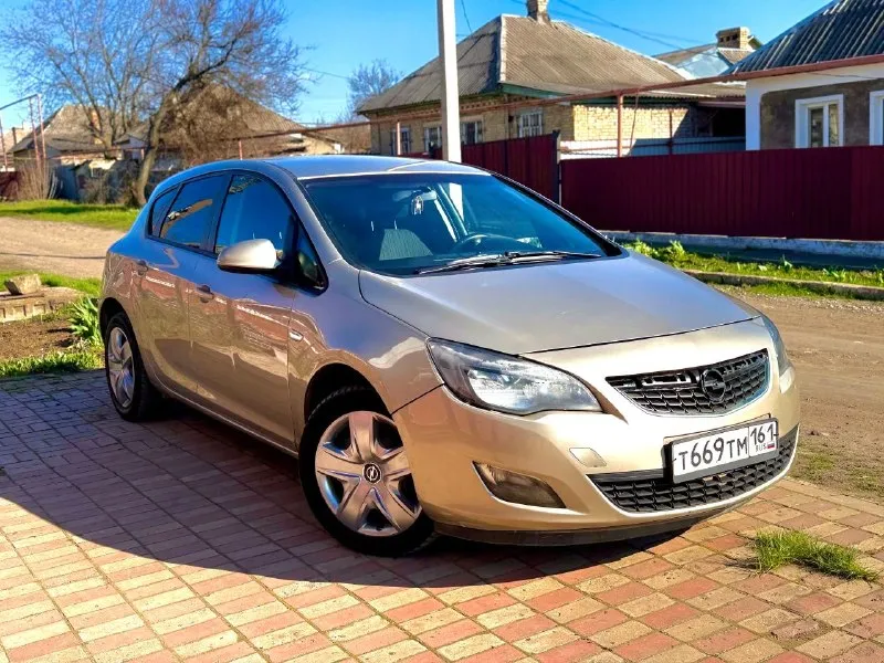 🔥opel astra j🔥 660 тысяч рулей ✅ год выпуска - 2012 ✅ объем двигателя - 1.6 бензин атмосферник ✅ коробка - 6-ступенчатый автомат ✅ пробег - 220000 тысяч ✅ комплектация - максимальная, имеется обогревы лобового, боковых и задних зеркал, подогревы сидений, подогрев руля, климат контроль двух-зонный,4 эсп с доводчиками, датчик дождя, датчик света, датчик движения, датчик давления в шинах, датчики не ровной дороги, электрорегулеровка фар и зеркал, заводская мультимедиа с bluetooth и aux, круиз контроль, голосовое управление магнитолой, мультируль, два ключа, тип троник и еще много чего полезного. ✅ описание - автомобиль в прекрасном состоянии, гнили и ржавчины нету, кузовных работ никаких делать не нужно. ходовая в идеале, все стоит новое, машина сбитая и мягкая. коробка контрактная, менялась в ноябре все чеки есть, коробка работает без нареканий, все режимы работают. двигатель шепчет, недавно менялся грм, новые масла и фильтра, тормоза так же поменяны. +79493155378 +79934482003 - фотография - 1