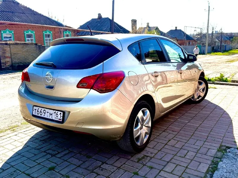 🔥opel astra j🔥 660 тысяч рулей ✅ год выпуска - 2012 ✅ объем двигателя - 1.6 бензин атмосферник ✅ коробка - 6-ступенчатый автомат ✅ пробег - 220000 тысяч ✅ комплектация - максимальная, имеется обогревы лобового, боковых и задних зеркал, подогревы сидений, подогрев руля, климат контроль двух-зонный,4 эсп с доводчиками, датчик дождя, датчик света, датчик движения, датчик давления в шинах, датчики не ровной дороги, электрорегулеровка фар и зеркал, заводская мультимедиа с bluetooth и aux, круиз контроль, голосовое управление магнитолой, мультируль, два ключа, тип троник и еще много чего полезного. ✅ описание - автомобиль в прекрасном состоянии, гнили и ржавчины нету, кузовных работ никаких делать не нужно. ходовая в идеале, все стоит новое, машина сбитая и мягкая. коробка контрактная, менялась в ноябре все чеки есть, коробка работает без нареканий, все режимы работают. двигатель шепчет, недавно менялся грм, новые масла и фильтра, тормоза так же поменяны. +79493155378 +79934482003 - фотография - 2