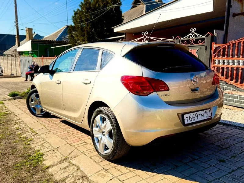 🔥opel astra j🔥 660 тысяч рулей ✅ год выпуска - 2012 ✅ объем двигателя - 1.6 бензин атмосферник ✅ коробка - 6-ступенчатый автомат ✅ пробег - 220000 тысяч ✅ комплектация - максимальная, имеется обогревы лобового, боковых и задних зеркал, подогревы сидений, подогрев руля, климат контроль двух-зонный,4 эсп с доводчиками, датчик дождя, датчик света, датчик движения, датчик давления в шинах, датчики не ровной дороги, электрорегулеровка фар и зеркал, заводская мультимедиа с bluetooth и aux, круиз контроль, голосовое управление магнитолой, мультируль, два ключа, тип троник и еще много чего полезного. ✅ описание - автомобиль в прекрасном состоянии, гнили и ржавчины нету, кузовных работ никаких делать не нужно. ходовая в идеале, все стоит новое, машина сбитая и мягкая. коробка контрактная, менялась в ноябре все чеки есть, коробка работает без нареканий, все режимы работают. двигатель шепчет, недавно менялся грм, новые масла и фильтра, тормоза так же поменяны. +79493155378 +79934482003 - фотография - 3