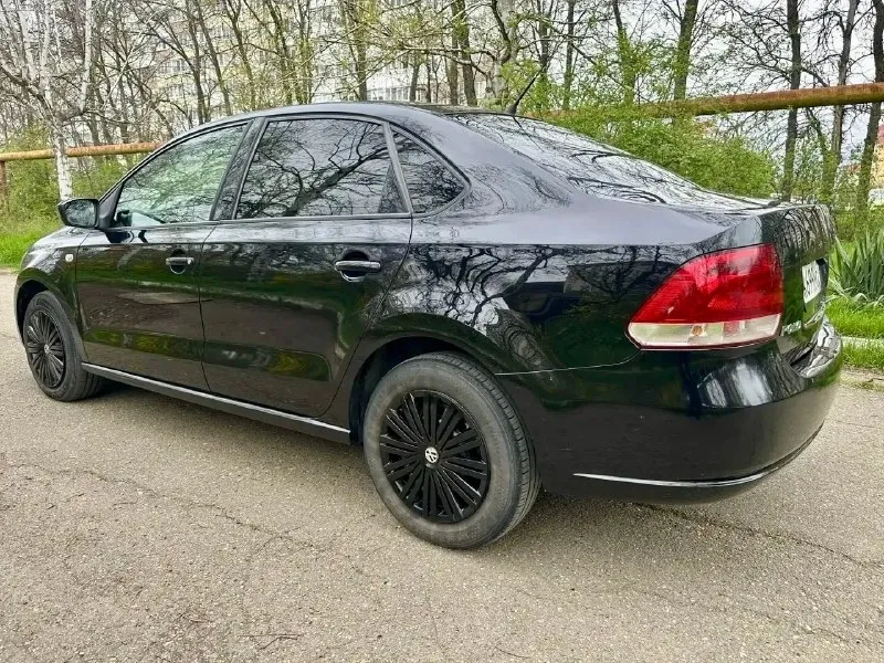 Продаю volkswagen polo sedan 2011 г, 1.6 автомат. 🎉 850 000 руб. , могу помочь оформить в кредит. родной честный пробег без скруток 170.000 км. автомобиль юридически чистый и находится в отличном техническом и косметическом состоянии. окрасов минимум и то это косметика, нет ни какой шпаклевки. все железо заводское, фары и стекла завод. надежный двигатель 1.6 на 105 л. с., в отличном состоянии 6-ступенчатый автомат в идеале, была замена масла ( кондиционер, подогрев передних сидений и боковых зеркал, четыре электростеклоподъемника, регулировка зеркал, все стекла без трещин, в наличии полный комплект ключей. дополнительно установлена шумоизоляция, и не плохая аудио подготовка. звоните, автомобиль вам понравится. донецк +79495947632. 📞 звоните: +7(949)5947632 - фотография - 2