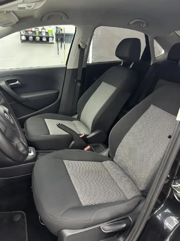 Продаю volkswagen polo sedan 2011 г, 1.6 автомат. 🎉 850 000 руб. , могу помочь оформить в кредит. родной честный пробег без скруток 170.000 км. автомобиль юридически чистый и находится в отличном техническом и косметическом состоянии. окрасов минимум и то это косметика, нет ни какой шпаклевки. все железо заводское, фары и стекла завод. надежный двигатель 1.6 на 105 л. с., в отличном состоянии 6-ступенчатый автомат в идеале, была замена масла ( кондиционер, подогрев передних сидений и боковых зеркал, четыре электростеклоподъемника, регулировка зеркал, все стекла без трещин, в наличии полный комплект ключей. дополнительно установлена шумоизоляция, и не плохая аудио подготовка. звоните, автомобиль вам понравится. донецк +79495947632. 📞 звоните: +7(949)5947632 - фотография - 6