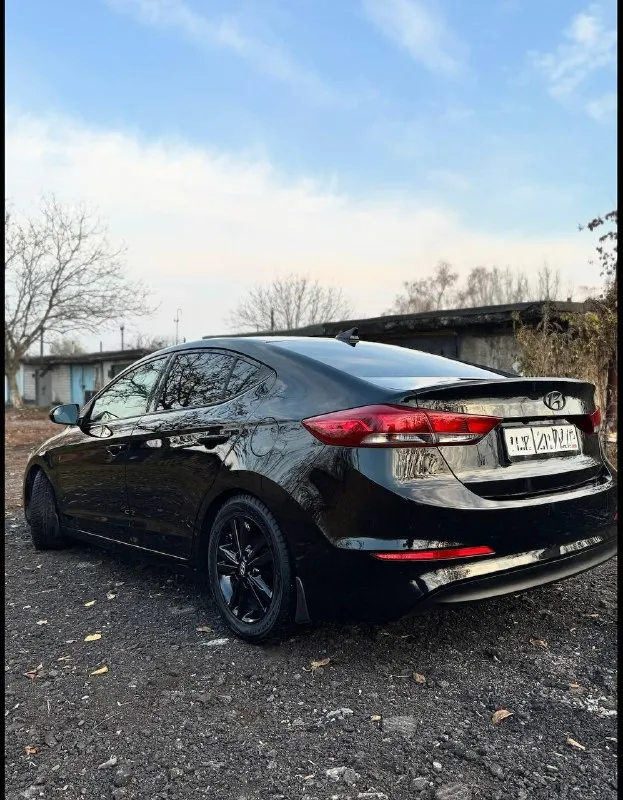 Hyundai elantra 2017 2 литра, автомат, пробег: 98 т. м. в идеальном как техническом так и внешне состоянии! ничего делать не нужно сел и катайся! мультируль, круиз, камера, датчики давления в шинах. перетянут руль, свежи крашеные диски на новой резине! в родном окрасе. полный пересвет. шумка: двери, капот. регулируемый выхлоп атм и много чего еще, все вопросы по телефону +79493359273 цена 1,6обмен не интересен - фотография - 3