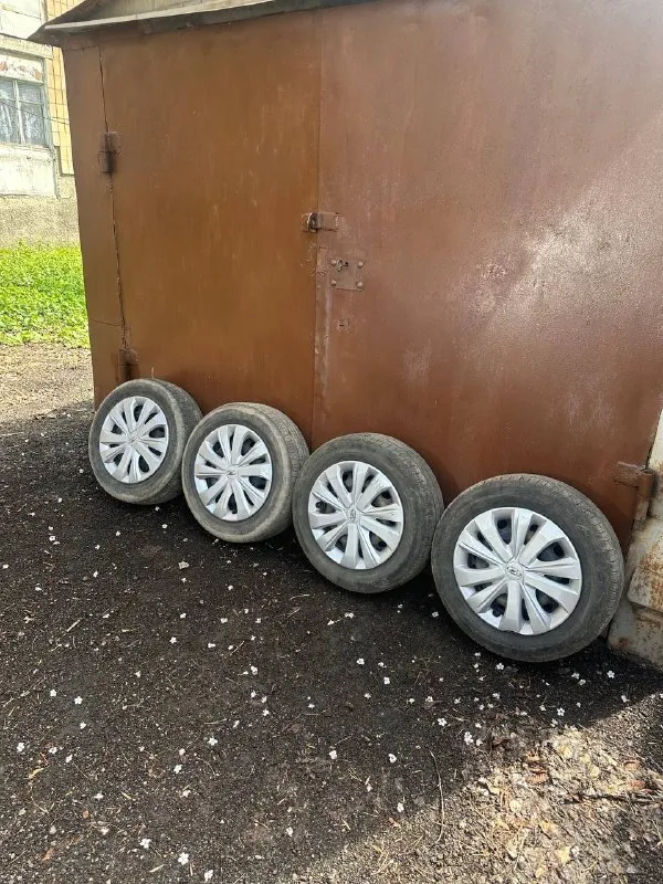 Продам: летние колеса r-15, 4x100‼️ для vesta, largus, logan, lanos, solaris, rio и т. д цена 16.000 руб за комплект - 4.шт (диски+резина+колпаки в подарок) ✅ оригинальные диски - renault, каталог. номер: 403008751r-c хaрaктeриcтики - r15, 6j, et-40, цо-60.1, 4x100‼️ колпаки автоваз vesta ng ✅ резина летняя formula energy - 185 / 65 / r15 достались с автомобилем. стояли на логане. 📍осмотр в г. дoнецк, калининский р-н 📞🇷🇺звоните: +7 (949) 470-15-30 дополнительные вoпpoсы по тел - фотография - 1