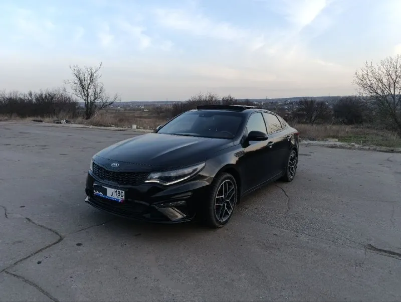 Продам автомобиль kia optima 2019 года. машина официальная, не пригон. комплектация: gt line кожаный салон, электропакет передних сидений, подсветка по контуру, обогрев всех сидений, руля, боковых зеркал, обдув передних сидений, 2-х зонный климат контроль, премиум музыка harman/kardon, датчики слепых зон, давления, дождя и света, auto hold, start/stop, бесключевой доступ, авто затемняющее стекло заднего вида, панорамная крыша, мультимедиа (android auto, apple carplay), камера 360°, авто парковка, круиз контроль, адаптивная led оптика. заводской обвес gt. диски r18. 2.4, автомат. 157.000 км родного пробега. цена: 1.700.000₽ срочно тел: +7(949)-978-61-00 📲 tg: @ziko_lini 📞 звоните: +7(949)9786100 - фотография - 2