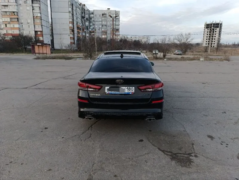 Продам автомобиль kia optima 2019 года. машина официальная, не пригон. комплектация: gt line кожаный салон, электропакет передних сидений, подсветка по контуру, обогрев всех сидений, руля, боковых зеркал, обдув передних сидений, 2-х зонный климат контроль, премиум музыка harman/kardon, датчики слепых зон, давления, дождя и света, auto hold, start/stop, бесключевой доступ, авто затемняющее стекло заднего вида, панорамная крыша, мультимедиа (android auto, apple carplay), камера 360°, авто парковка, круиз контроль, адаптивная led оптика. заводской обвес gt. диски r18. 2.4, автомат. 157.000 км родного пробега. цена: 1.700.000₽ срочно тел: +7(949)-978-61-00 📲 tg: @ziko_lini 📞 звоните: +7(949)9786100 - фотография - 4