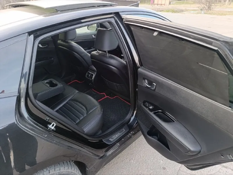 Продам автомобиль kia optima 2019 года. машина официальная, не пригон. комплектация: gt line кожаный салон, электропакет передних сидений, подсветка по контуру, обогрев всех сидений, руля, боковых зеркал, обдув передних сидений, 2-х зонный климат контроль, премиум музыка harman/kardon, датчики слепых зон, давления, дождя и света, auto hold, start/stop, бесключевой доступ, авто затемняющее стекло заднего вида, панорамная крыша, мультимедиа (android auto, apple carplay), камера 360°, авто парковка, круиз контроль, адаптивная led оптика. заводской обвес gt. диски r18. 2.4, автомат. 157.000 км родного пробега. цена: 1.700.000₽ срочно тел: +7(949)-978-61-00 📲 tg: @ziko_lini 📞 звоните: +7(949)9786100 - фотография - 6