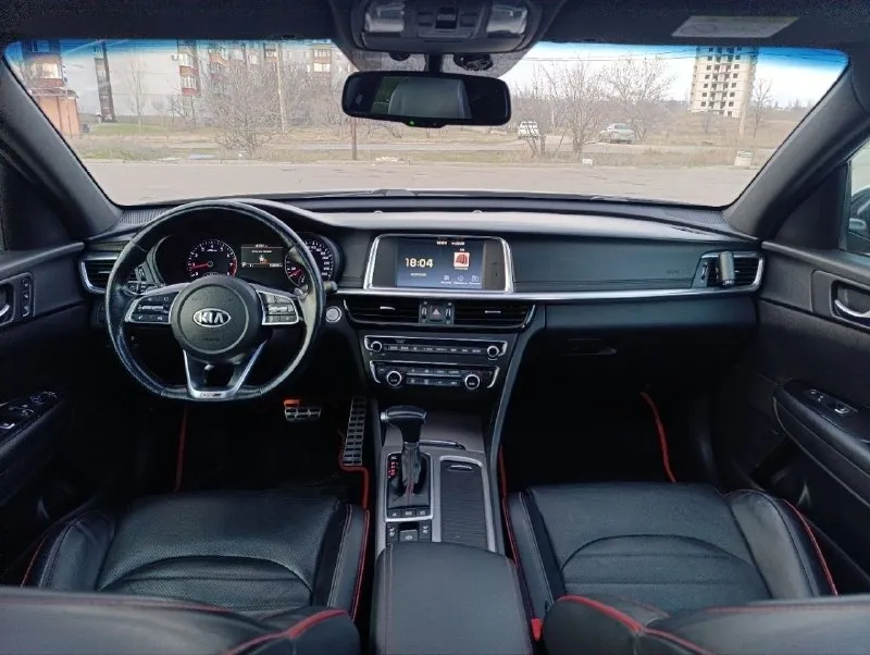 Продам автомобиль kia optima 2019 года. машина официальная, не пригон. комплектация: gt line кожаный салон, электропакет передних сидений, подсветка по контуру, обогрев всех сидений, руля, боковых зеркал, обдув передних сидений, 2-х зонный климат контроль, премиум музыка harman/kardon, датчики слепых зон, давления, дождя и света, auto hold, start/stop, бесключевой доступ, авто затемняющее стекло заднего вида, панорамная крыша, мультимедиа (android auto, apple carplay), камера 360°, авто парковка, круиз контроль, адаптивная led оптика. заводской обвес gt. диски r18. 2.4, автомат. 157.000 км родного пробега. цена: 1.700.000₽ срочно тел: +7(949)-978-61-00 📲 tg: @ziko_lini 📞 звоните: +7(949)9786100 - фотография - 7