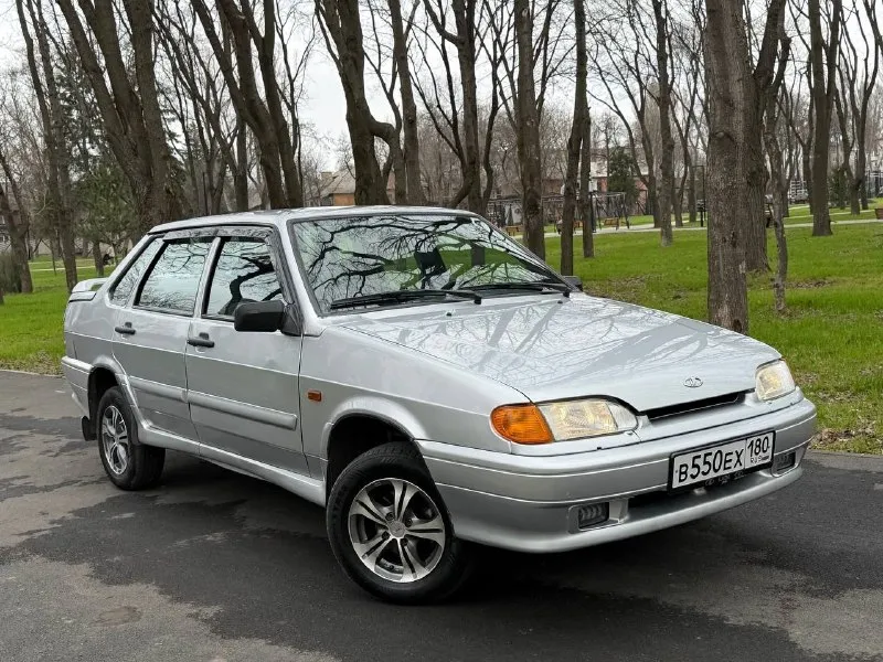 В продаже ваз 2115 2011 года выпуска автомобиль в отличном состоянии! 1 владелец. автомобиль приобретался новым в автосалоне в донецке. все сервисные книги есть. два комплекта ключей. два комплекта колёс на дисках. родной пробег 142.000 км. все стёкла включая лобовое родные! по кузову авто полностью в родном окрасе! присутствуют мелкие жизненные моменты, ничего критичного. дно пороги арки стаканы всё полностью целое! по технике полностью обслужена. мотор и коробка работают идеально. ходовая без нареканий, вся тихая. стоит простая музыка. также установлены led туманки. по документам полный порядок осмотр донецк цена 320.000 ₽, торг реальному покупателю! ☎️ +7 (949) 628-72-17 📞 🇷🇺 звоните: +79496287217 - фотография - 4