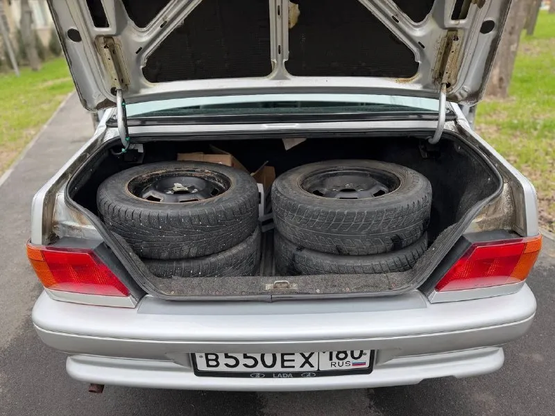 В продаже ваз 2115 2011 года выпуска автомобиль в отличном состоянии! 1 владелец. автомобиль приобретался новым в автосалоне в донецке. все сервисные книги есть. два комплекта ключей. два комплекта колёс на дисках. родной пробег 142.000 км. все стёкла включая лобовое родные! по кузову авто полностью в родном окрасе! присутствуют мелкие жизненные моменты, ничего критичного. дно пороги арки стаканы всё полностью целое! по технике полностью обслужена. мотор и коробка работают идеально. ходовая без нареканий, вся тихая. стоит простая музыка. также установлены led туманки. по документам полный порядок осмотр донецк цена 320.000 ₽, торг реальному покупателю! ☎️ +7 (949) 628-72-17 📞 🇷🇺 звоните: +79496287217 - фотография - 8