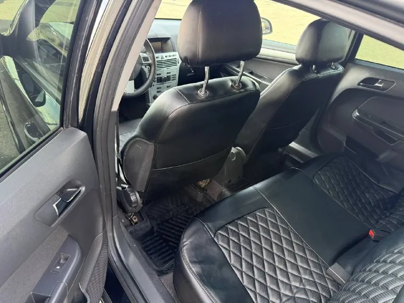 Opel astra, 2011 г. пробег: 192 700 км двигатель: 1.6 л, бензин, амт автомобиль в хорошем состоянии: - двигатель работает ровно, коробка передач переключается плавно, адаптирована. - недавно выполнена замена масла. - кузов оцинкован, полностью отсутствует коррозия. - все стёкла оригинальные, включая лобовое. - установлена сигнализация stat line с функцией автозапуска. технический осмотр пройден, автомобиль юридически чист и готов к постановке на учёт. по запросу предоставим подробный видеообзор. цена: 480 000 руб. город: донецк телефон: +7 949 371-08-26 (есть telegram, max) 📞 звоните: +7(949)3710826 - фотография - 7